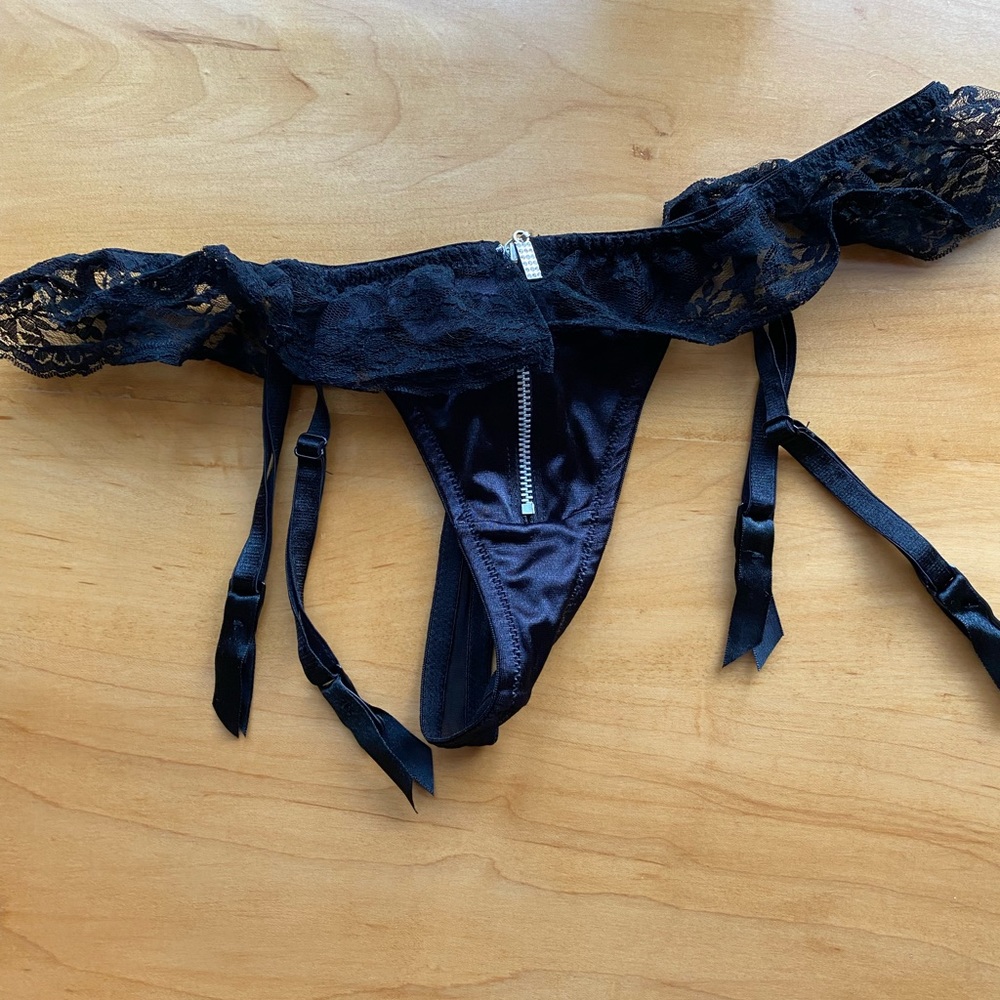 NWOT Lace thong with garter clips